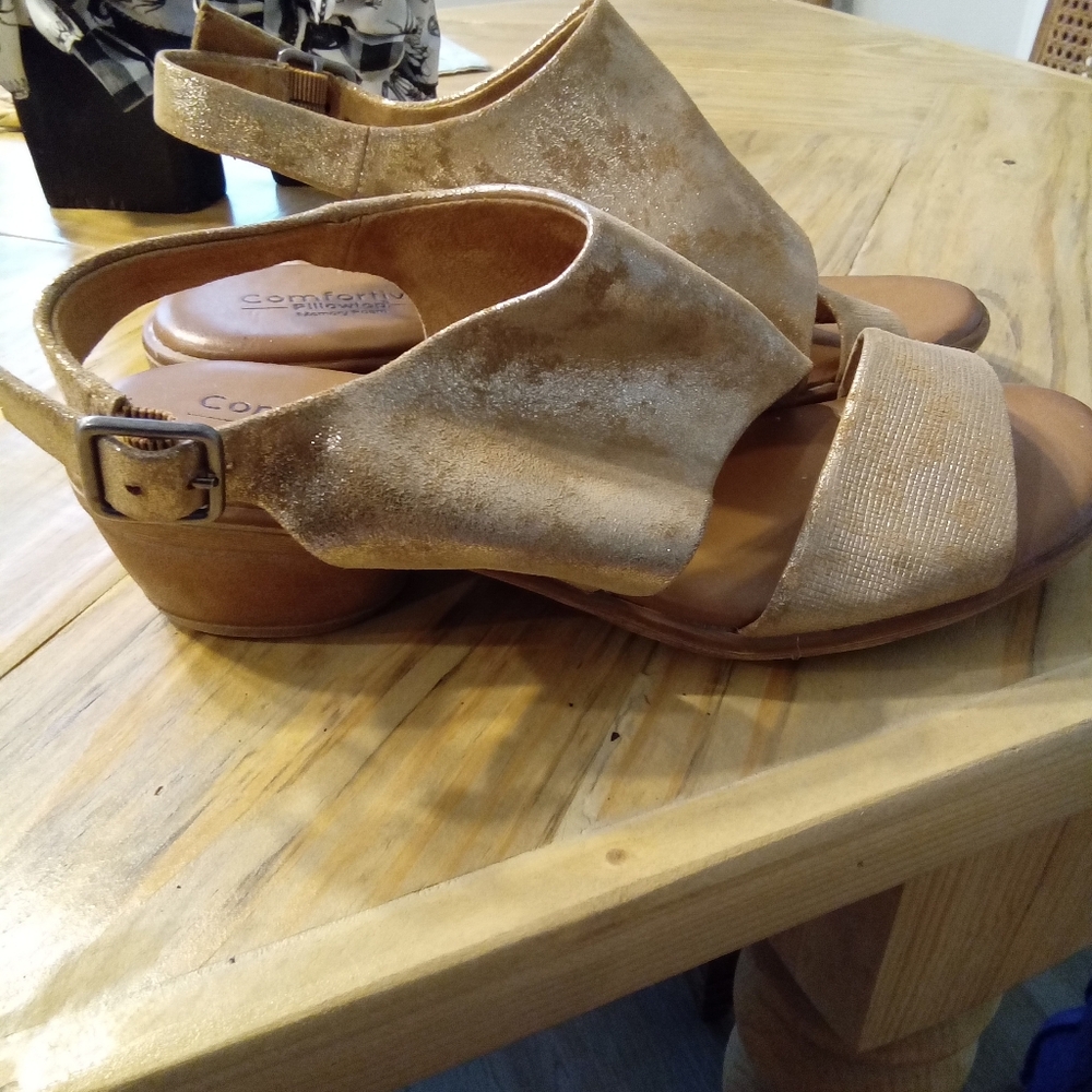 Comfortiva Nelma Women's Size 8.5 Gold Metalic  Leather Slingback Sandals